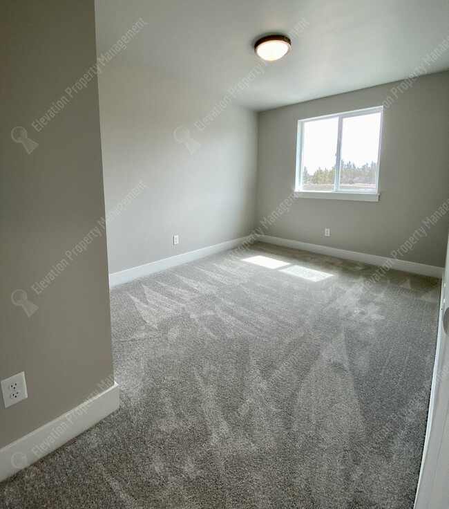 Building Photo - Petrosa Townhouse 3 BR - 2 ½ BA w/ loft