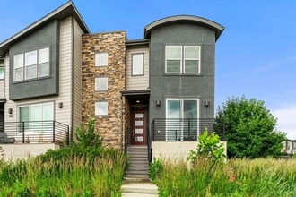 Building Photo - Modern End Unit in the Meadows!