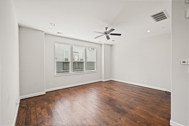 Building Photo - 850 W 20th St