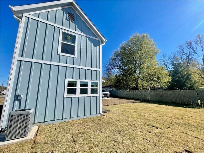 Building Photo - 506 Park St