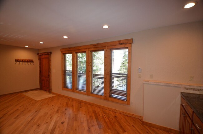 Building Photo - 471 High Point Dr