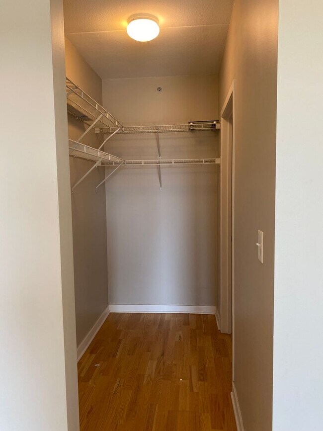 Building Photo - 1 Bed, 1 Bath Condo Near Downtown Evanston...