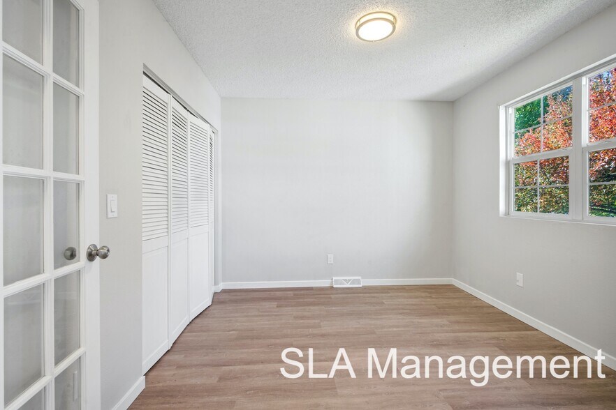 1st Fl Bed - 1320 Vivian St