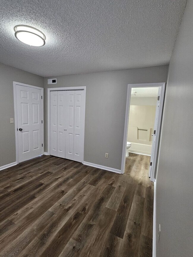 Building Photo - Three bedroom, 2 bath condo in High Point