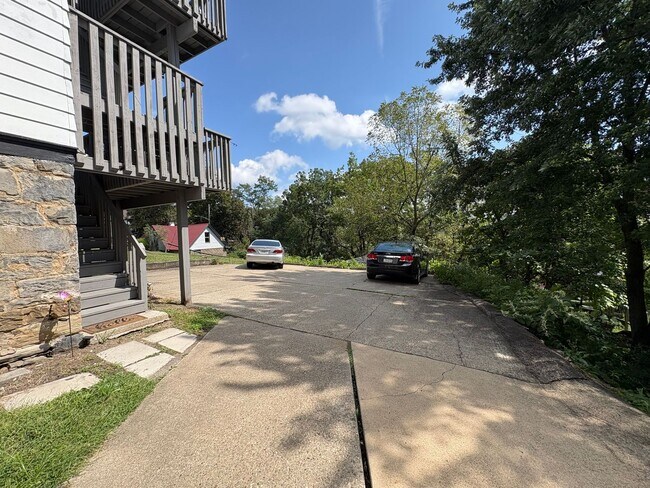 Building Photo - 202 N Balph Ave