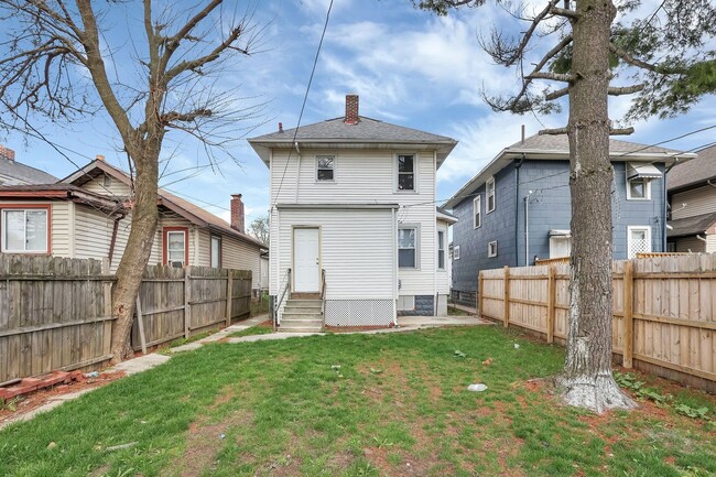 Building Photo - Updated 3 Bed Home