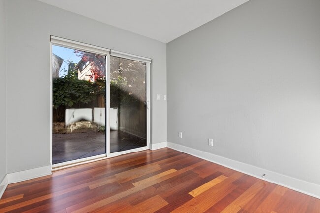Building Photo - 3Bd/2.5Ba Seattle Townhouse