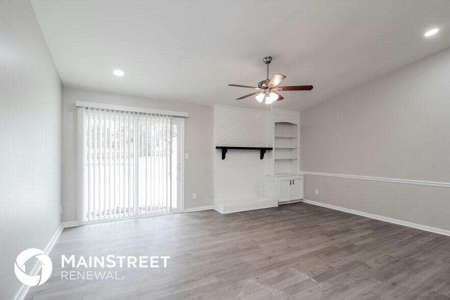 Building Photo - 220 Pine Rd