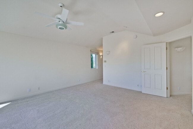 Building Photo - Large 3,767 sqft home on a 10,000 sqft lot- 2 bed located on 1st floor w/ separate entrance - Top...