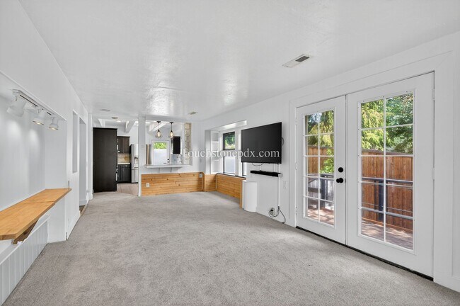Building Photo - 4.5 Acre Dream Home in Oregon City Awaits