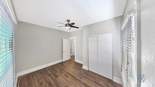 Building Photo - Renovated 2bd/1ba with huge kitchen & full...
