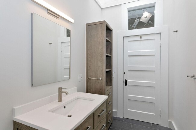 Building Photo - Available 2 Bedroom Unit In The Elmwood!