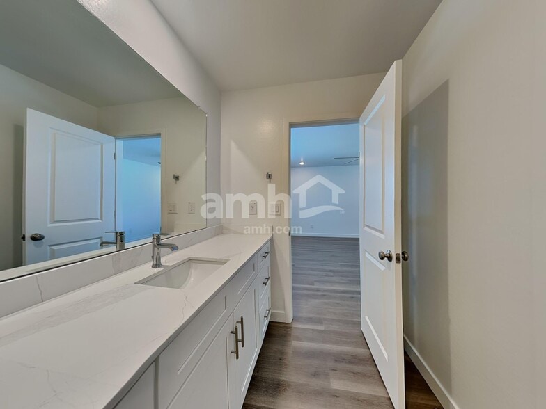 Building Photo - 20177 W Thomas Rd