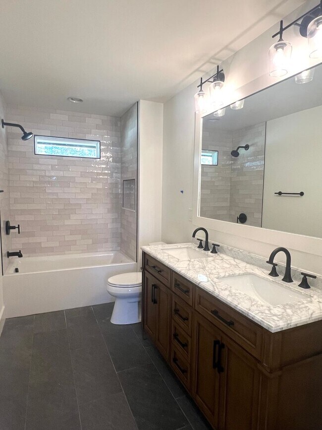 Building Photo - 3 Bedroom 2 Bath house Great Hendersonville Location!