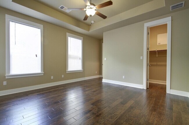 Building Photo - UT PRE-LEASE: Wood Floors, North Campus, Large Living Space, 2011 Construction, Custom High End K...
