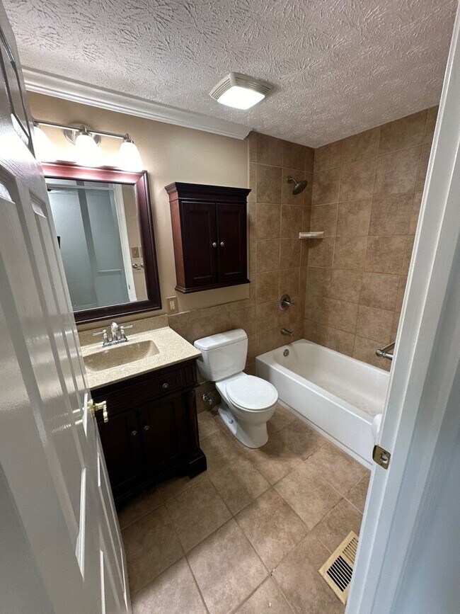 Building Photo - 3 bed Village of Thomas Run