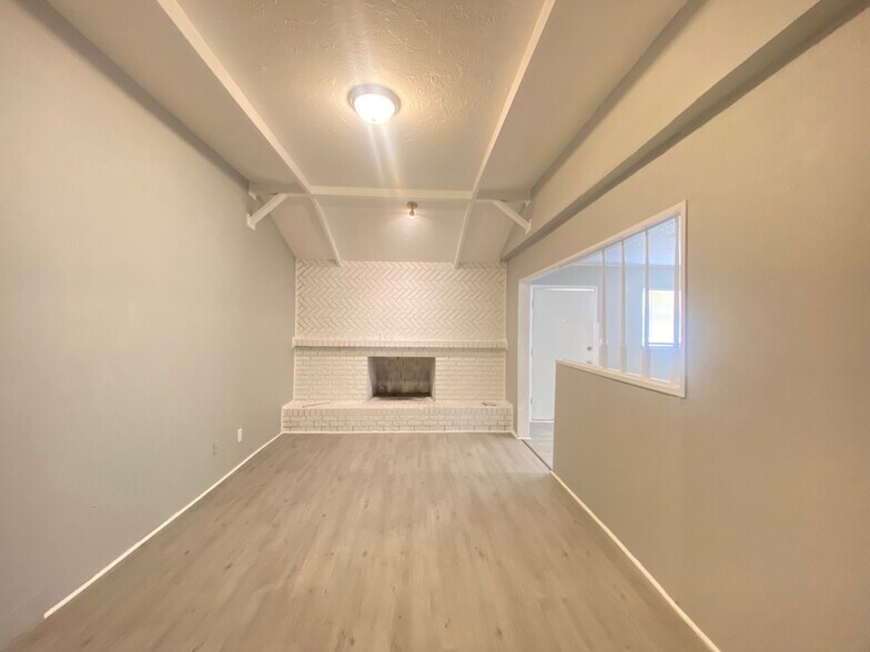 Building Photo - 6617 S Phillips Ave