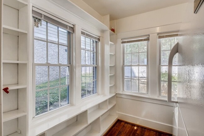 Building Photo - Charming Brick Cottage near Vanderbilt