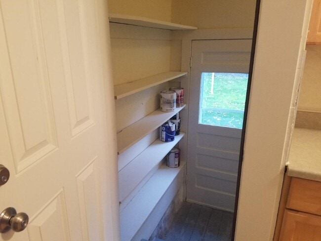 Building Photo - 522 W Maple Ave