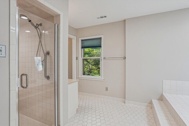 Building Photo - Magnificent 5 Bedroom, 4.5 Bathroom Bethes...
