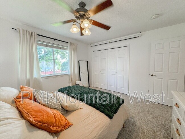 Building Photo - 446 E Parkside Cir