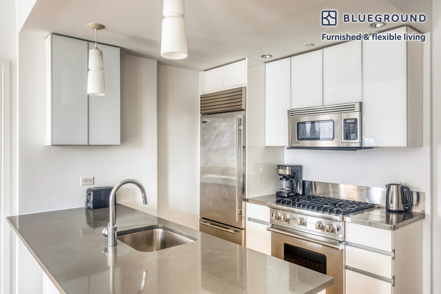 Building Photo - 550 W 54th St