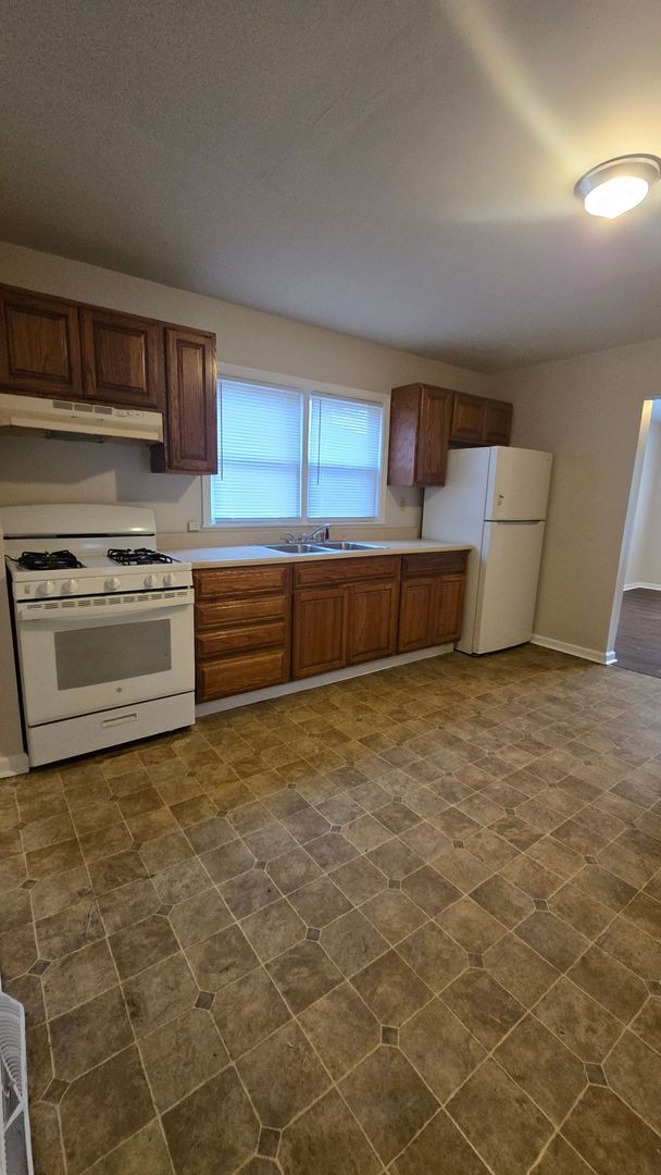 Building Photo - Spacious 4 Bed, 1.5 Bath! ($300 Off Move In Rent! Move in by 1/31!)