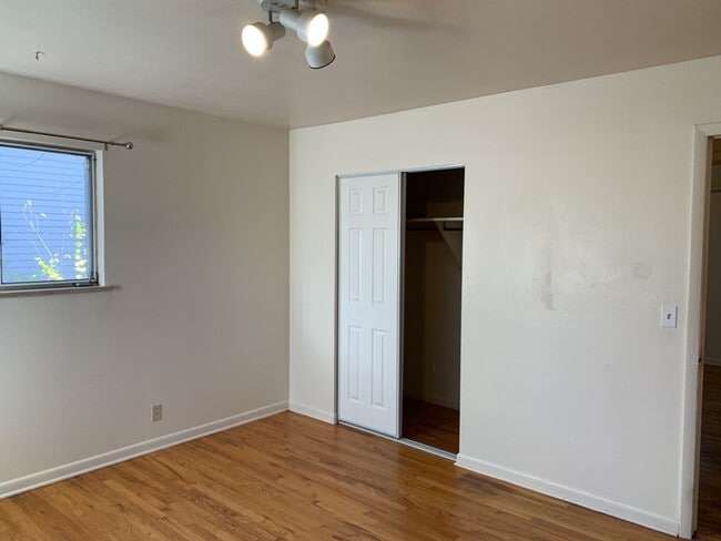 Building Photo - STUDENTS WELCOME! Spacious 5 Bed 2 Bath Ranch Home