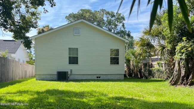 Building Photo - 3237 Mayflower St