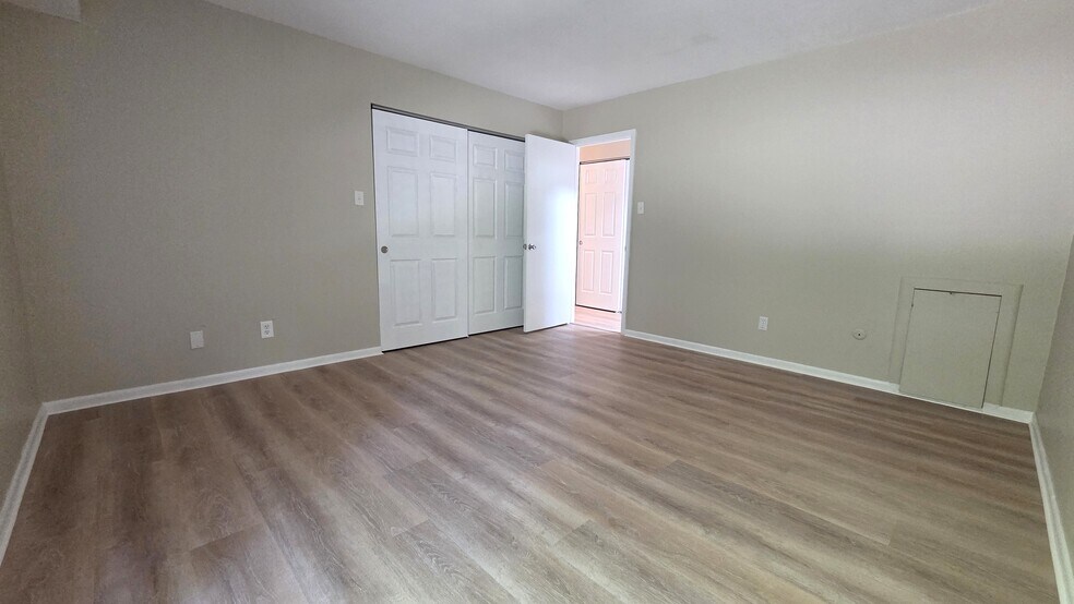 Building Photo - 705 Meadowbrook Dr