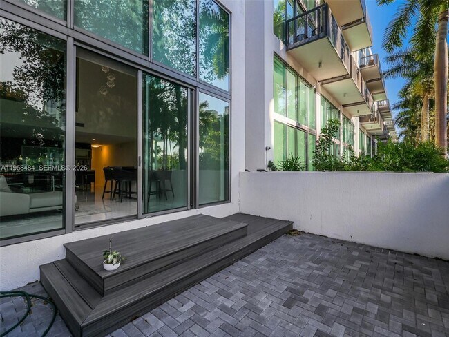 Building Photo - 6000 Collins Ave