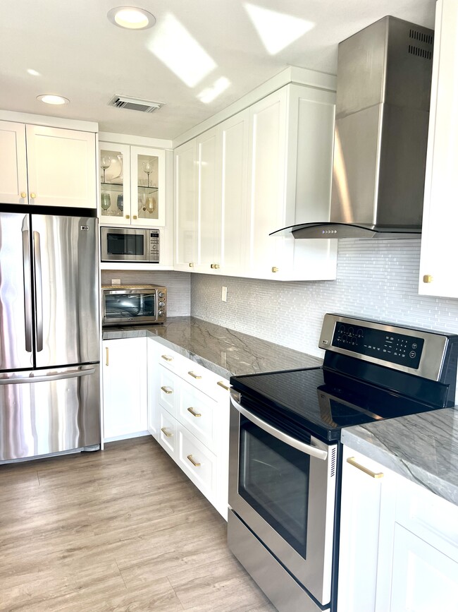 Building Photo - 15922 Avenida Villaha