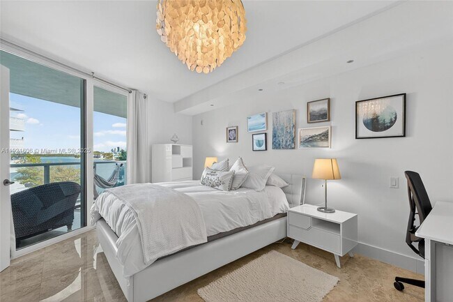 Building Photo - 9821 E Bay Harbor Dr