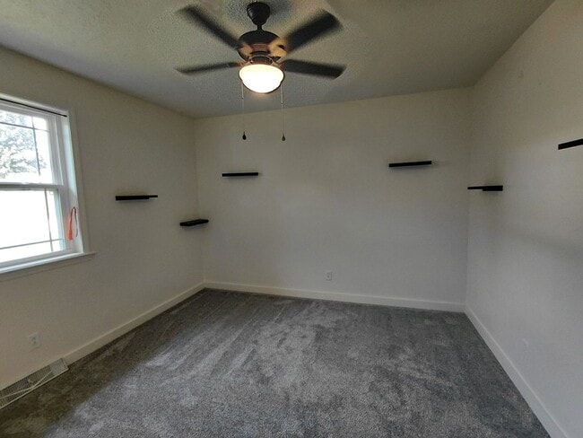 Building Photo - Home close To FLW