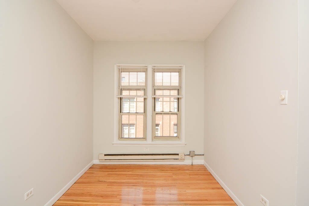 Building Photo - 627.5 W Barry Ave