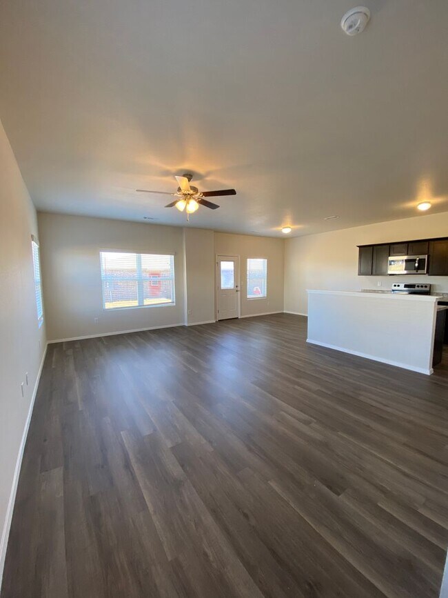 Building Photo - AVAILABLE TODAY! — Comfort & Style -  3 Bed, 2.5 Bath Duplex in Lawlis Ranch