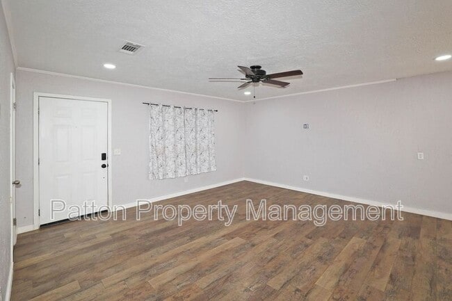 Building Photo - 5207 S Travis St