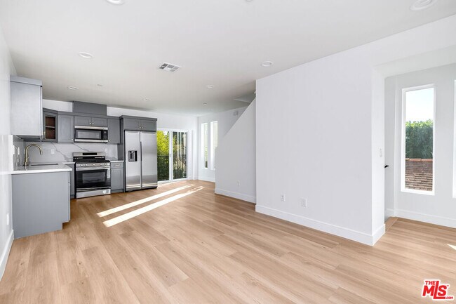 Building Photo - 10803 1/2 Kling St