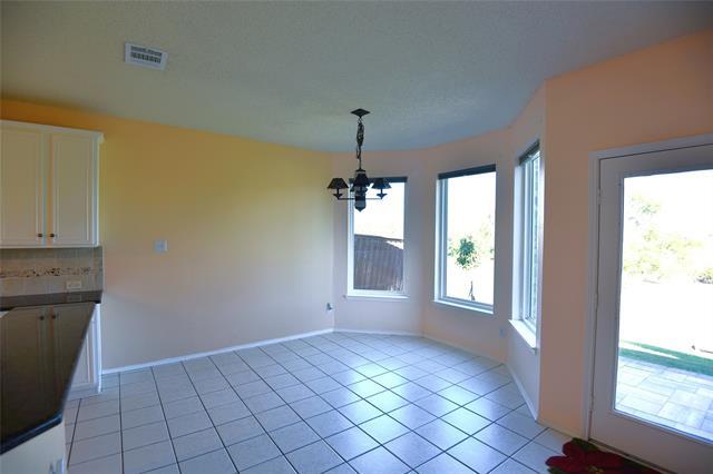 Building Photo - 3921 Lakeside Dr