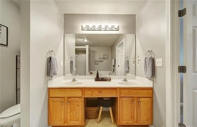 Building Photo - Townhome