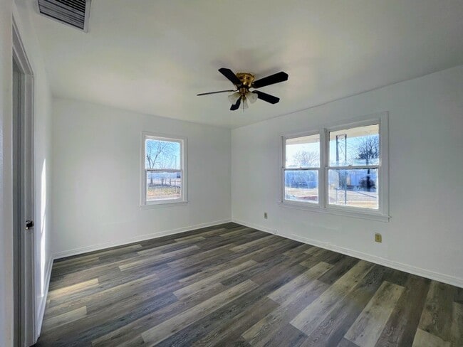 Building Photo - Cozy Modern Living – Bright 2-Bedroom Home Near Snyder High