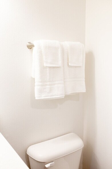 Building Photo - 619 S Cedar St