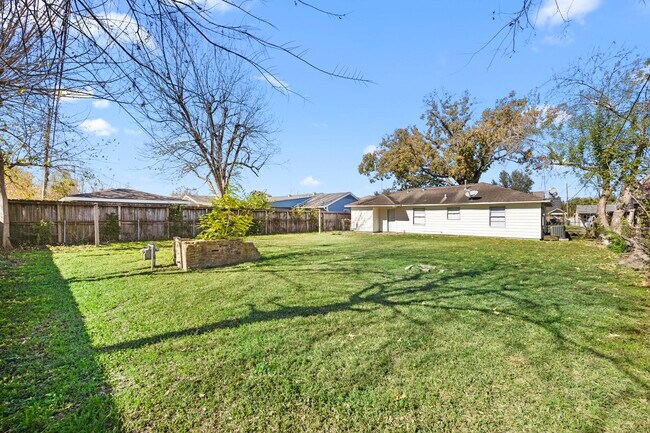 Building Photo - 6711 Schiller St