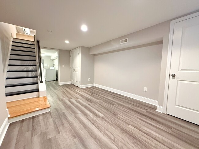 Building Photo - 2535 S Sartain St