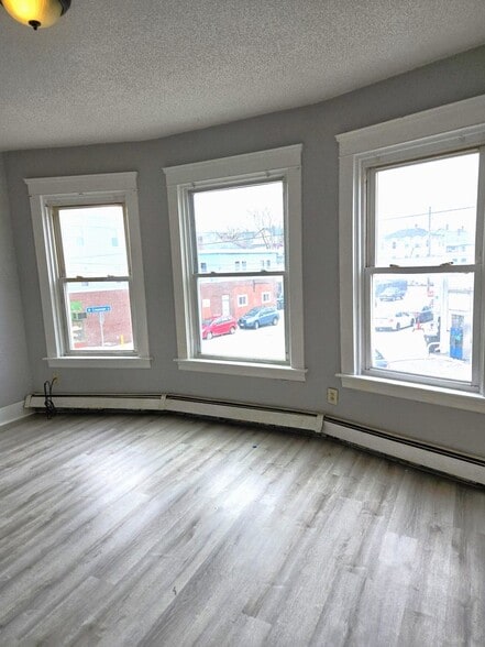 Building Photo - 883 Dexter St