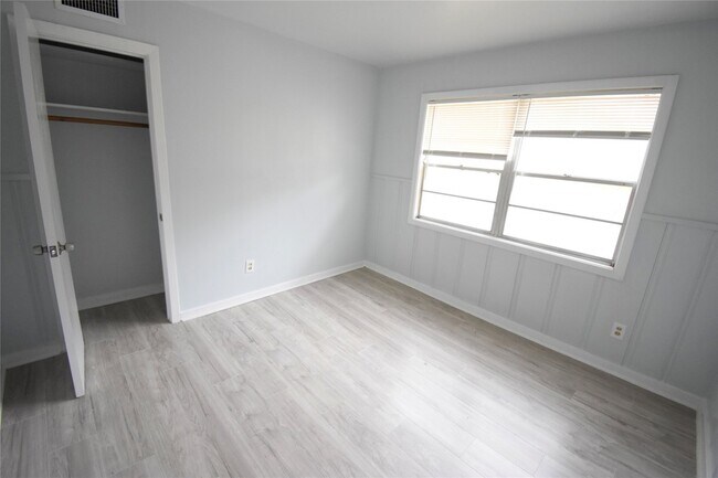 Building Photo - 1706 Oaks Dr