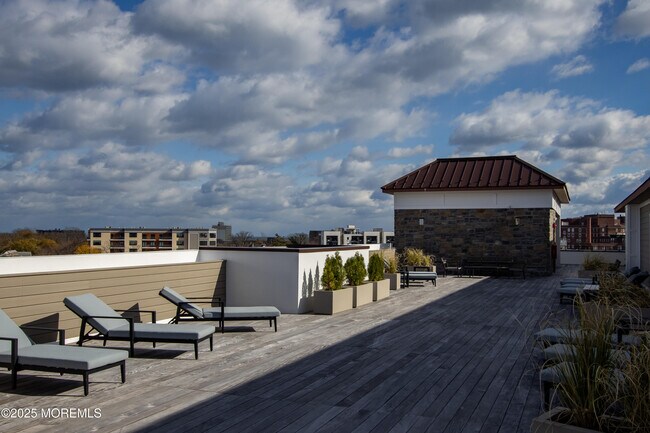 Building Photo - 272 Willow Ave