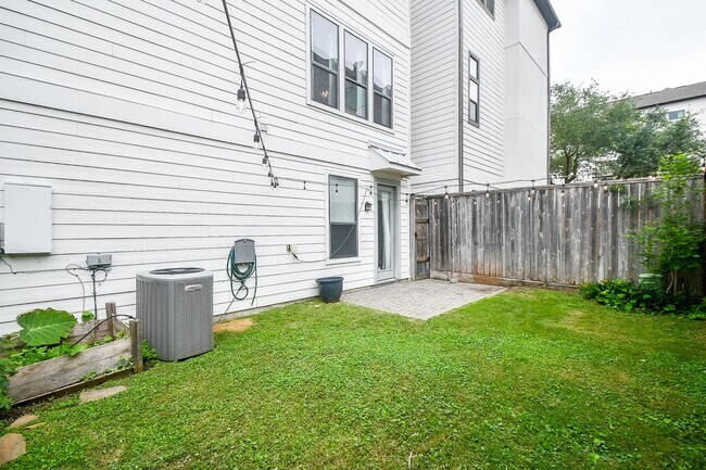 Building Photo - 2222 Hilshire Lake Dr