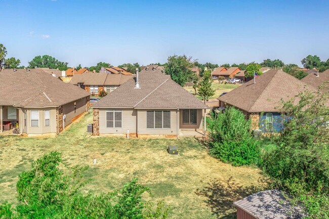Building Photo - Spacious home in Moore schools- PEACEFUL L...