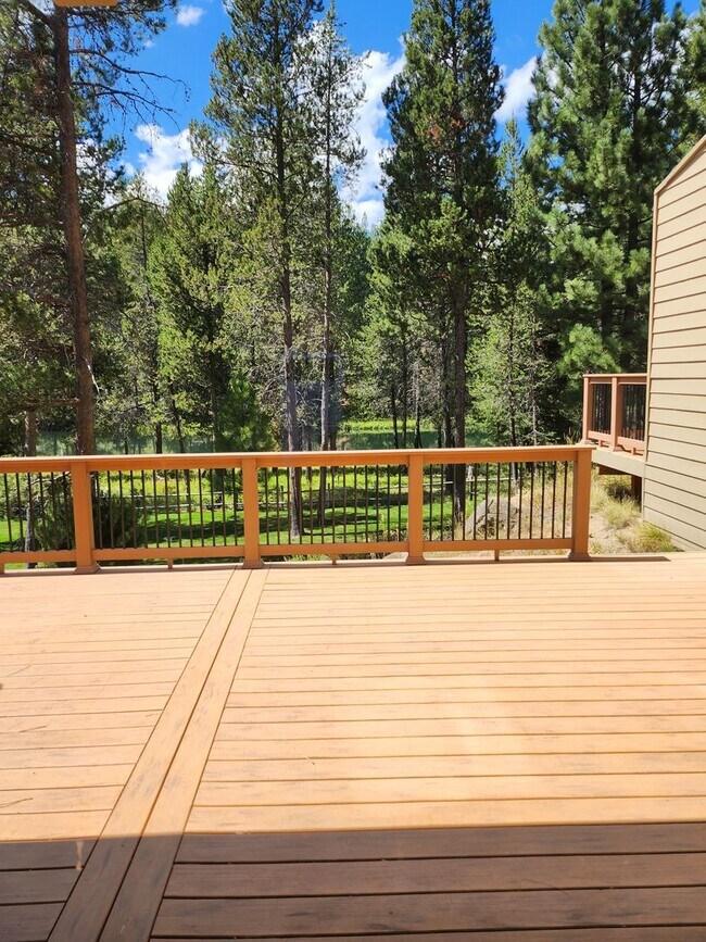 Building Photo - Riverfront - FALL SPECIAL - $250/OFF FIRST...